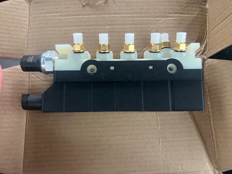 Клапанен блок / Разпределител въздушно окачване Mercedes W220 S-Class