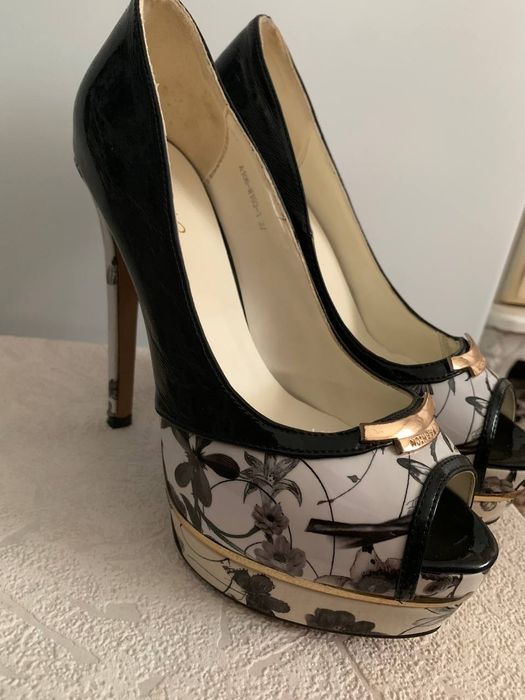 Ayollar uchun baland poshnali tufli