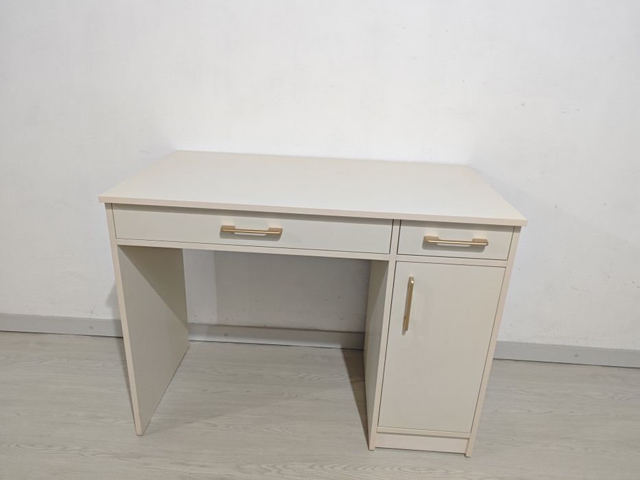 Письменные столы для школьников и взрослых.