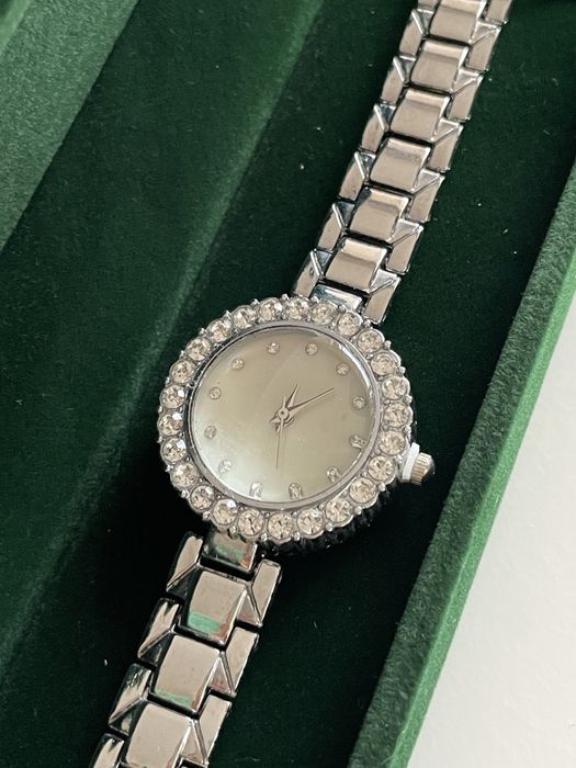 Елегантен дамски часовник с кристалчета