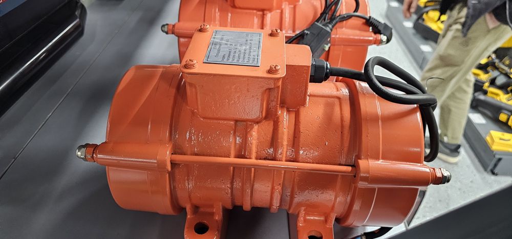 Вибратор площадочный  ИВ98Б