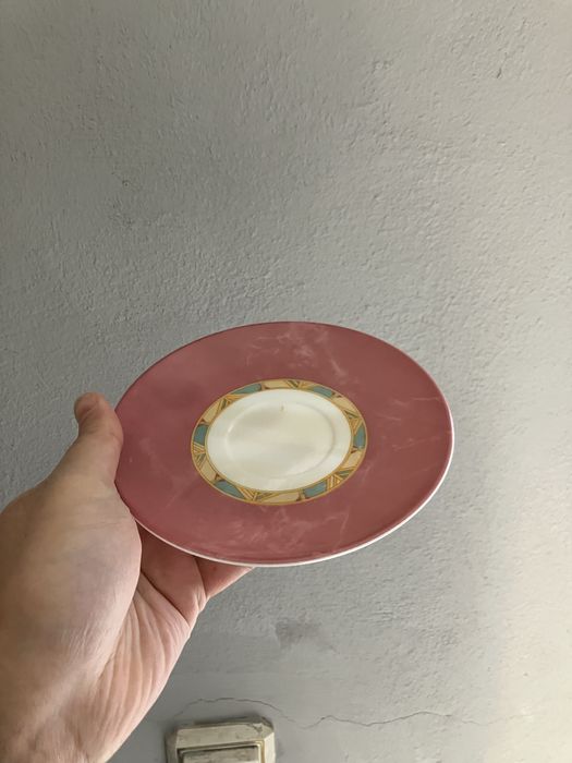 Тарелки для еды.