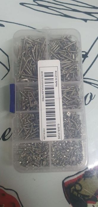 Cutie cu 800 holsuruburi