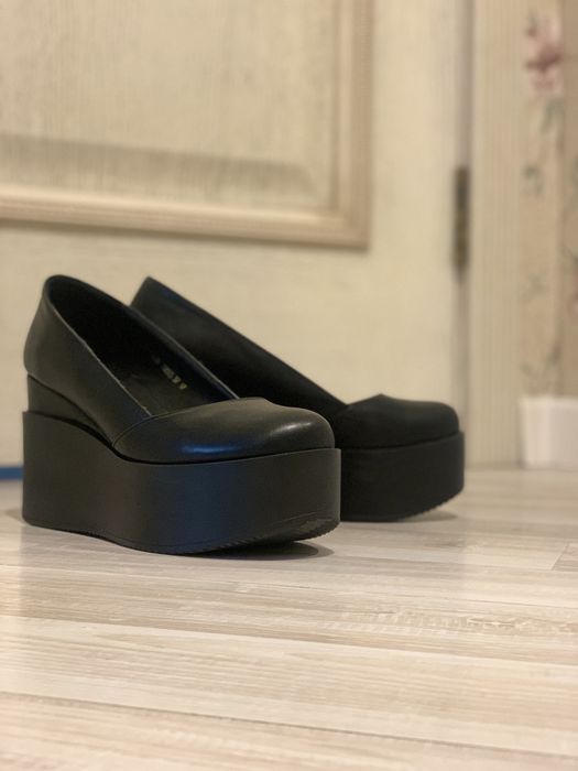 Туфли на танкетке