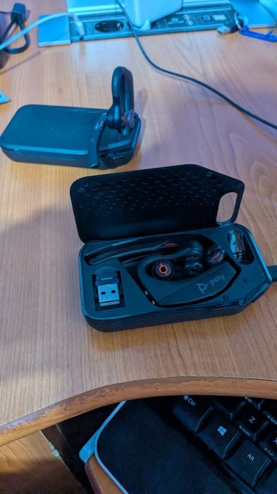 Poly Voyager 5200 UC cu dongle BT700 și charging case 2 buc