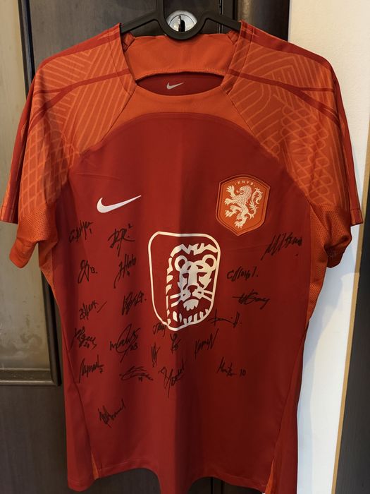 Тениски с автографи