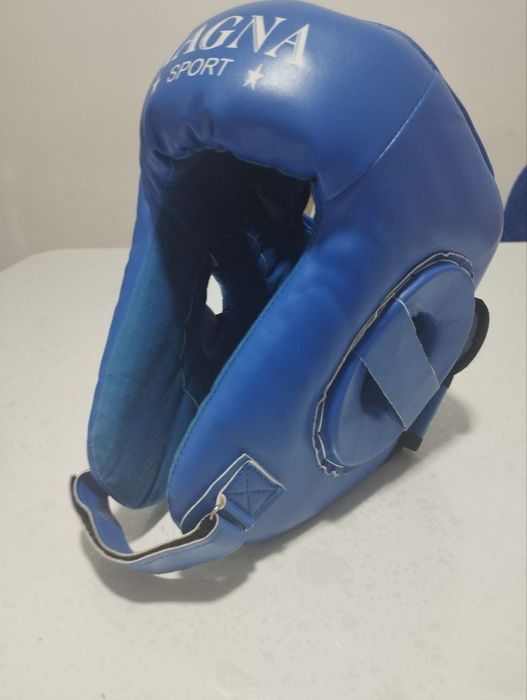 Боксёрский шлем, и два боксёрских бинта.