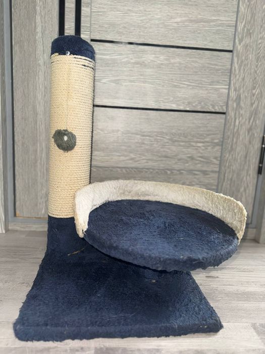 Когтеточка для кошек с лежанкой.Mushuklar uchun tirnaladigan ustun va