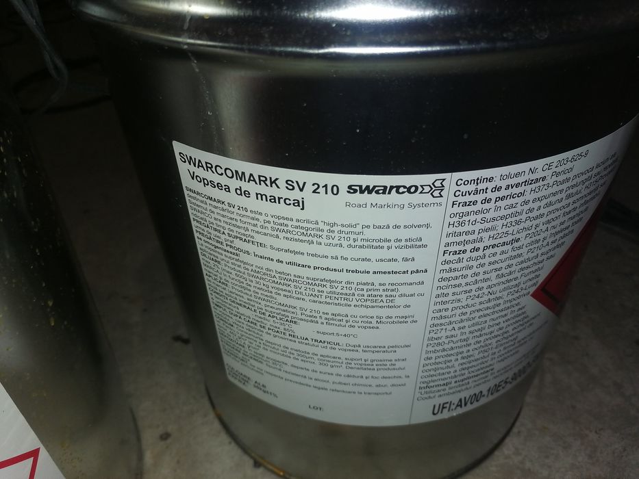 3 Găleți de vopsea alba de 30 kg