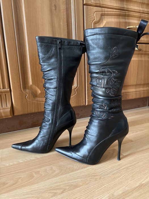 Продам скпоги не одевала ни разу,39 размер, кожанные цена 25000 тенге