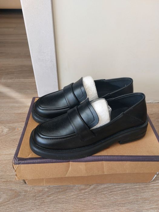 Продам лоферы женские