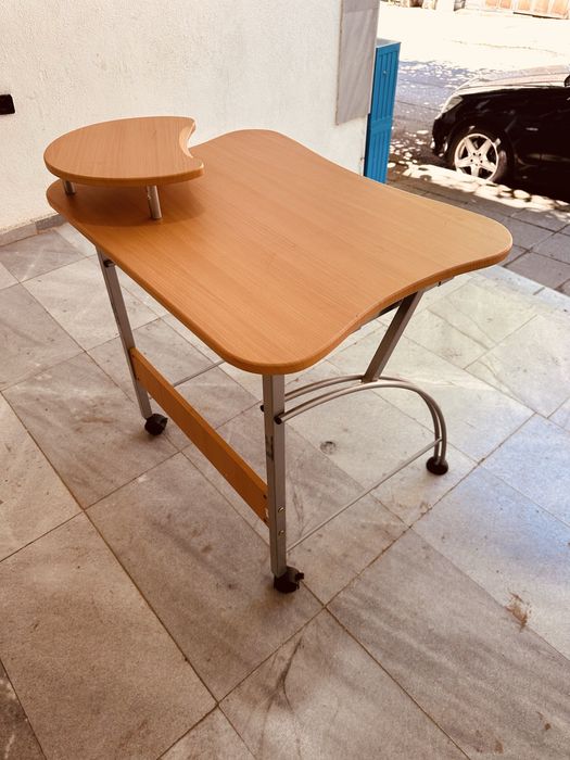 Практично компютърно бюро с изтеглящ плот и поставка от 90-те