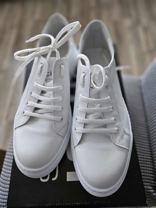 Спортно-елагнтни обувки от естествена кожа