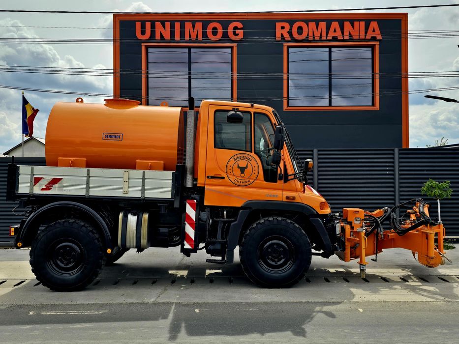 UNIMOG mulag tăiat iarba și bazin de apa
