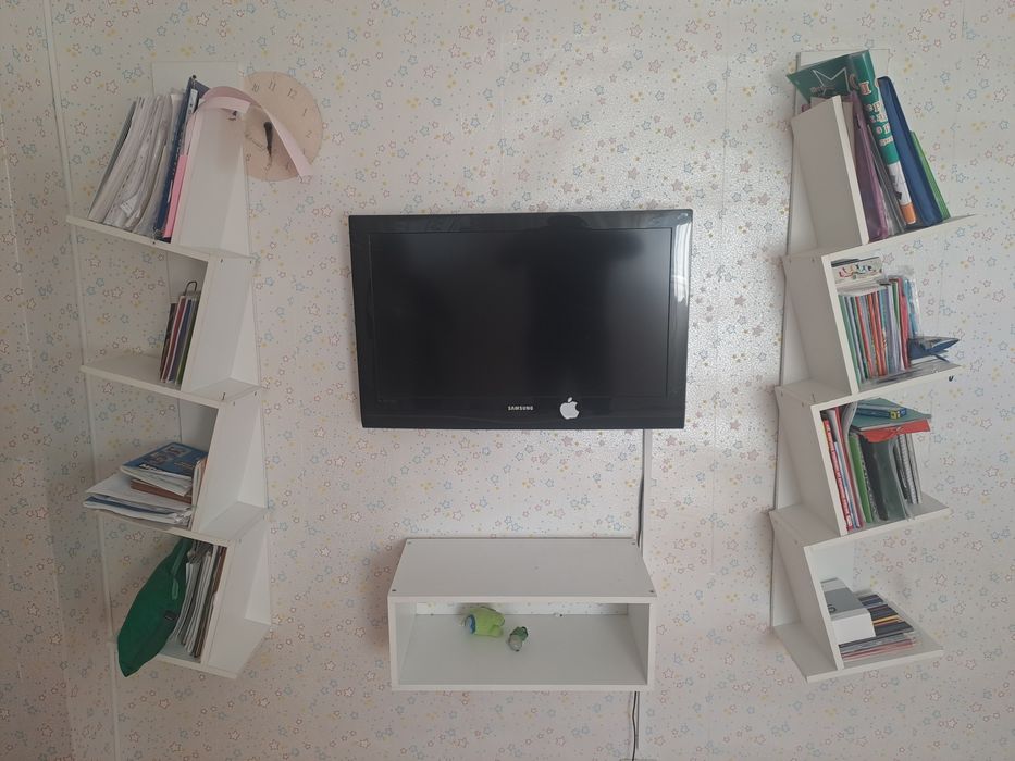 Продам полки для книг и полка под телевизор б/у