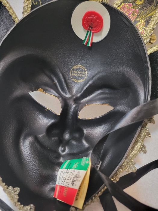 Doua masti  originale..Venezia..noi cu eticheta 300 ron bucata