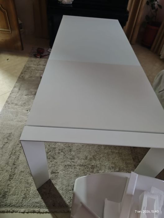 Masa alungabila și scaune.