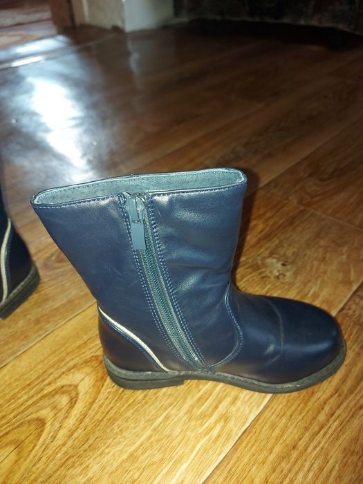 Продам осенние  сапоги на девочку