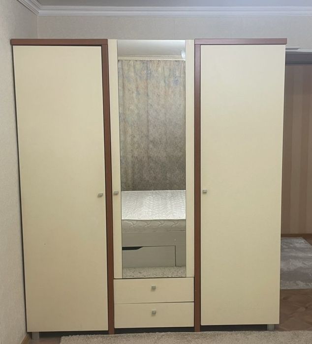 Продам шкаф + тумбочки в подарок
