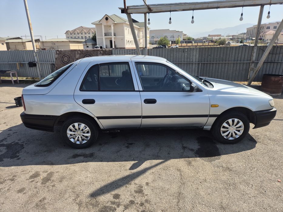 Nissan sunny 93г об 1,6 хэтчбек