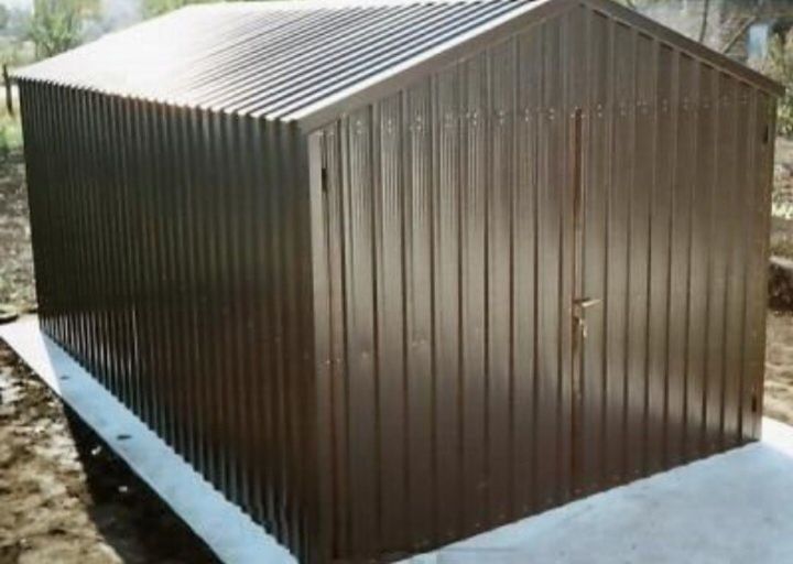 Garaje auto pe structura metalica învelite cu panouri Sandwich