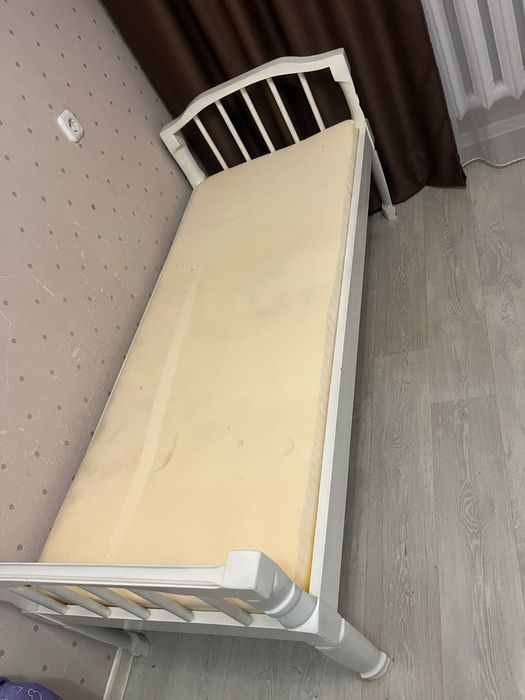 Кровать детская белая ,дерево.