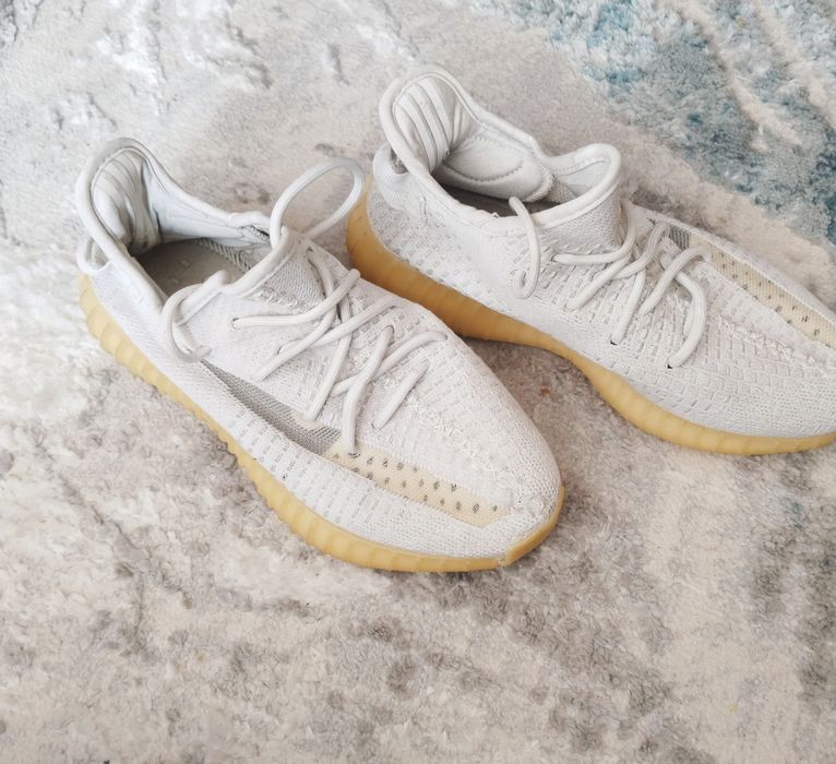 Изики кросовки белые