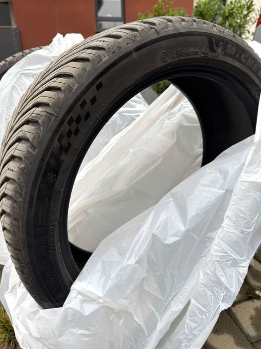 Michelin CrossClimate 3 Sport 225/40 R18 92Y XL all-season tyres.