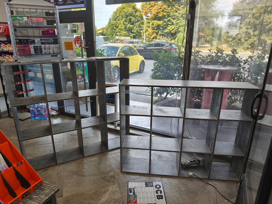 Дървени стелажи -2 броя