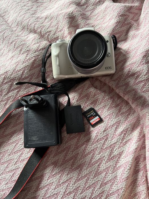 Canon EOS M50 White + объектив EF-M 15–45 mm