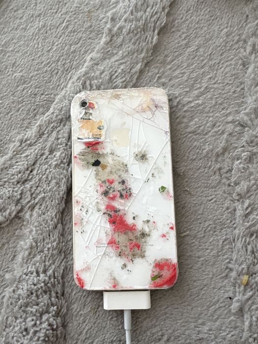 Vand iphone 4 cu spatele facut praf de lipici si merge perfect displayul