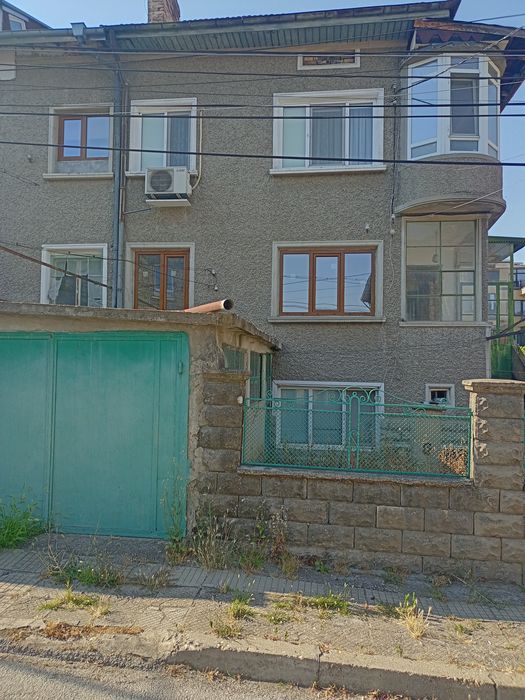 Продавам етаж от къща до басейна с гараж  136000 €.