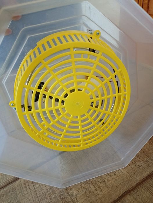 Vând incubator pt clocit oua