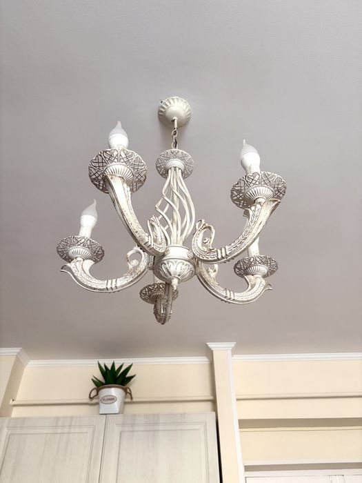De vânzare lustre elegante aproape noi