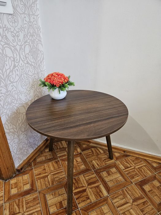 Стильный круглый стол