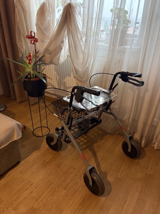 Cadru de mers (Rollator) pliabil – foarte ușor de utilizat