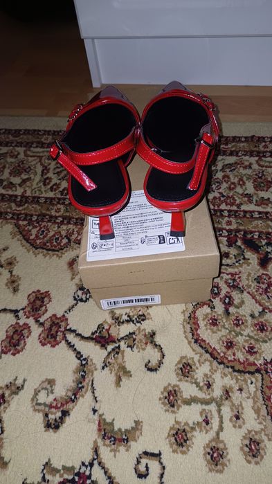 Новые красные туфли