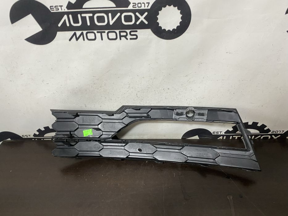 Grila proiector dreapta fata Skoda Octavia 4