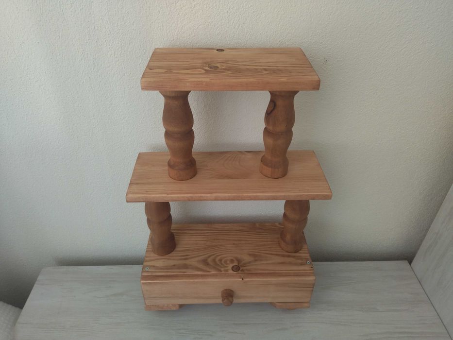 Дървена етажерка със струговани орнаменти !!!