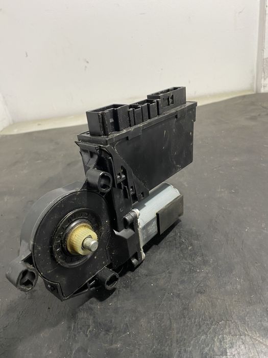 Motoras macara stanga fata Audi A8 D3 2003-2010 4E1910802B