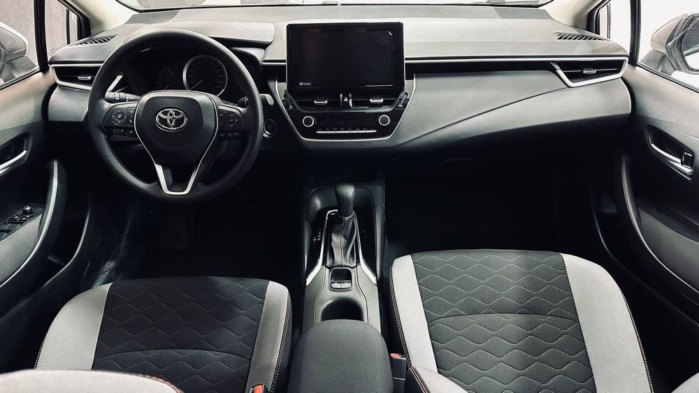 Toyota corolla bir yil kofolatiga ega