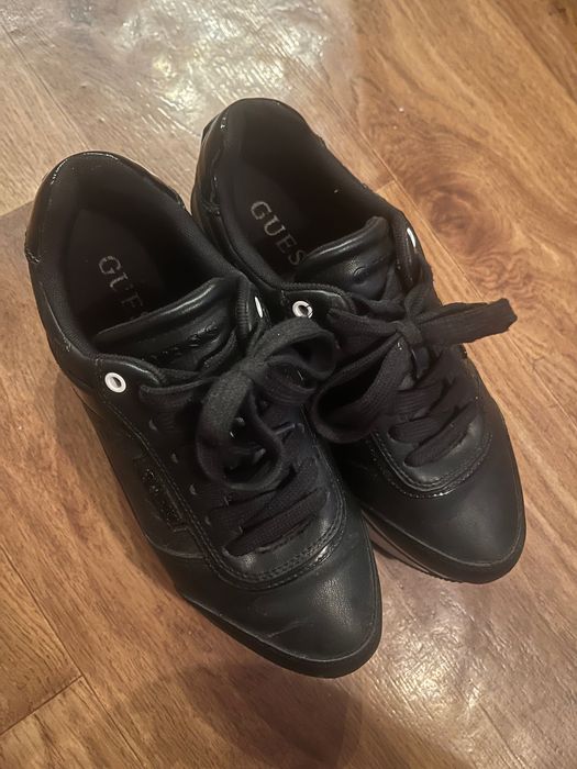 Обувки с висока платформа  Guess