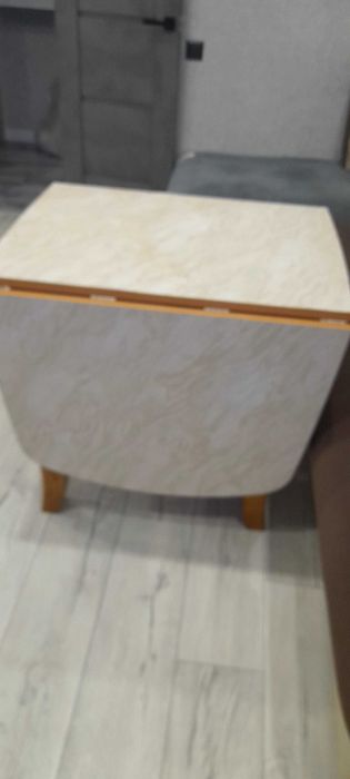 Продам стол кухонный