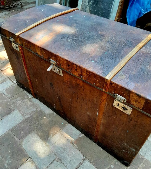 Деревянные сундуки, обшиты металлом.