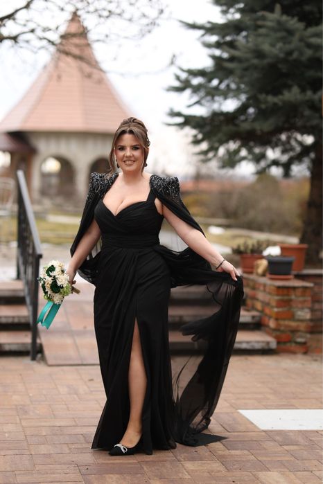 Rochie eleganta cu trena si umeri de efect, foarte comoda si usoara.