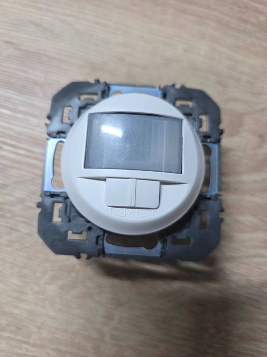 Intrerupator cu senzor de miscare IP44 Legrand Suno alb 721135