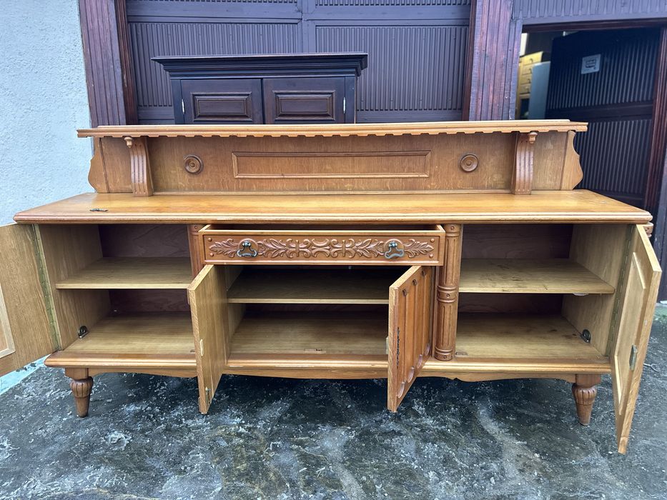 Голям дървен бюфет с надстройка – класически стил