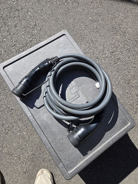 Кабел за зареждане на електрически автомобил