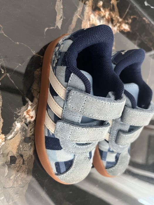 Adidasi Adidas Disney cu Mickey si prietenii marimea 24-80lei
