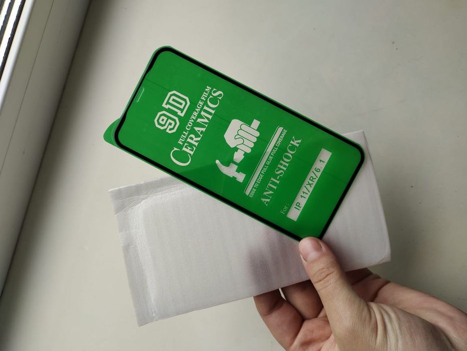 iPhone 11, в комплекте идут 4-чехла и защитное стекло